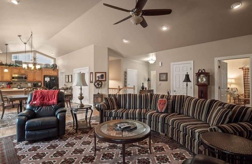 Leadville North House | Rustic & Cozy 4BR - Fenced In Spacious Deck, BBQ