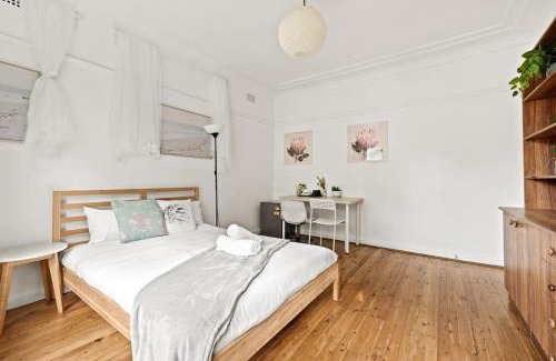 Sans Souci House | Rustic Double Room - Waterfront - Nearby Shops - Shared Bathroom