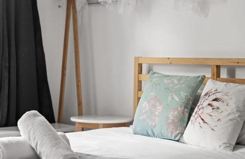 Sans Souci House | Rustic Double Room - Waterfront - Nearby Shops - Shared Bathroom