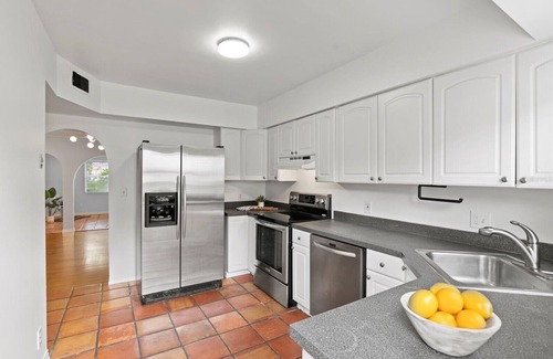 Delaney Park House | Rustic Dwtn House, Hot Tub, BIG Yard All 4 U