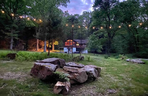 Farmington Cabin | Rustic Fall Cabin w/Hot Tub & Pool Table – Lazy Bear Lodge