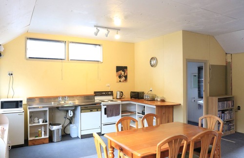 Lake Roxburgh Village Cottage | Rustic guest house in Roxburgh : Ideal for exploration or relaxation!