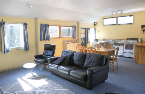 Lake Roxburgh Village Cottage | Rustic guest house in Roxburgh : Ideal for exploration or relaxation!