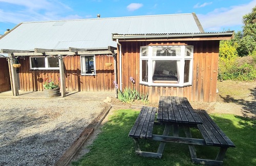 Lake Roxburgh Village Cottage | Rustic guest house in Roxburgh : Ideal for exploration or relaxation!