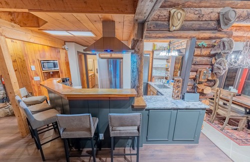 Crested Butte House | Rustic High Life Rural Ranch- Hot Tub w/ MCB views, furnished barn, 20min slopes