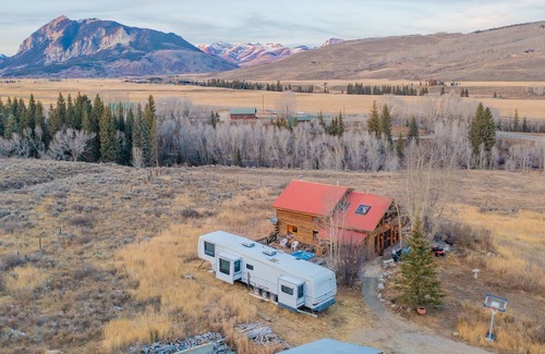 Crested Butte House | Rustic High Life Rural Ranch- Hot Tub w/ MCB views, furnished barn, 20min slopes