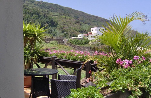 El Guincho Apartment | Rustic holiday home with balcony and sea view