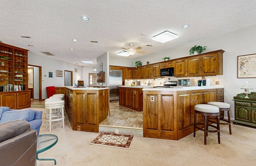 Bumpass House | Rustic lakehouse with views, kayaks, Wifi, Central AC & cozy firepit nights