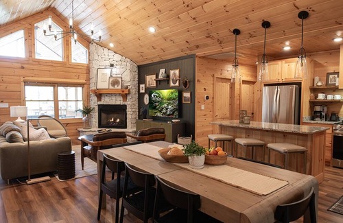 Foxfire Estates Cabin | Rustic Luxe Retreat, Hot-Tub, Fire-Pit, Private