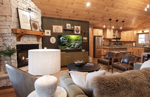 Foxfire Estates Cabin | Rustic Luxe Retreat, Hot-Tub, Fire-Pit, Private