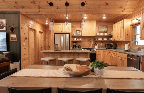 Foxfire Estates Cabin | Rustic Luxe Retreat, Hot-Tub, Fire-Pit, Private
