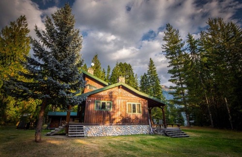 Howser House | Rustic luxury in the wilderness, by the beach with lake views
