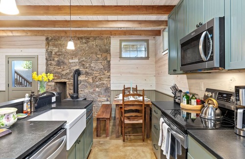 Cobham Cabin | Rustic Luxury Near Charlottesville & Wineries/Sauna - A Historic Cabin Retreat
