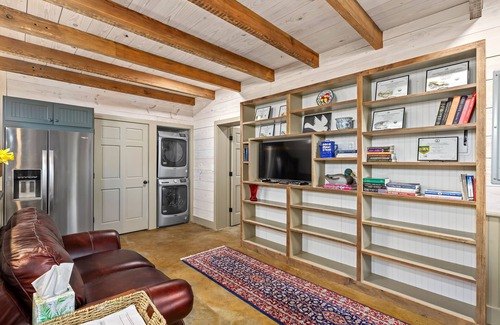 Cobham Cabin | Rustic Luxury Near Charlottesville & Wineries/Sauna - A Historic Cabin Retreat