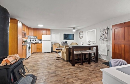 Littlerock House | Rustic Private Cottage w/King Bed & HiSpeed Wi-Fi