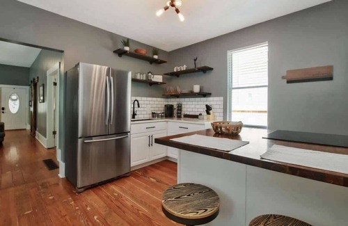 Wichita House | Rustic Retreat - Cute and Cozy! Centrally Located