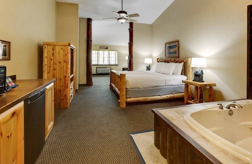 Johnston Hotel | Rustic Retreat w/Indoor-Outdoor Pool, Whirlpool & Free Breakfast