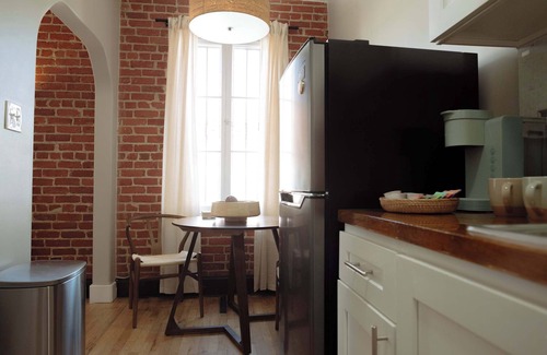 East Hollywood Apartment | Rustic Studio in Los Feliz - Fully Furnished