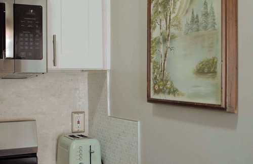 East Hollywood Apartment | Rustic Studio in Los Feliz - Fully Furnished