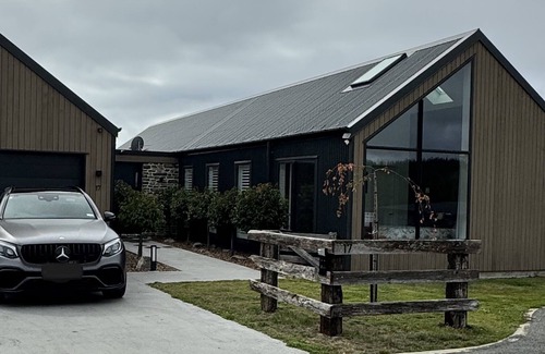 Lake Tekapo House | Rustic & Stylish with Mountain & Lake Views