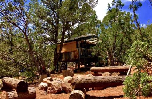 Zuzax House | Rustic Tree House Rental with a Fire Pit in Bernalillo County, New Mexico