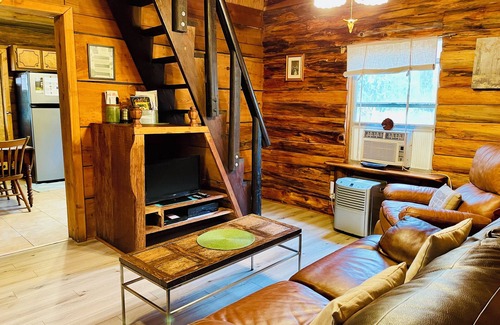 Old Town Cabin | Rustic Treehouse and Cabin Retreat Near the Suwannee River