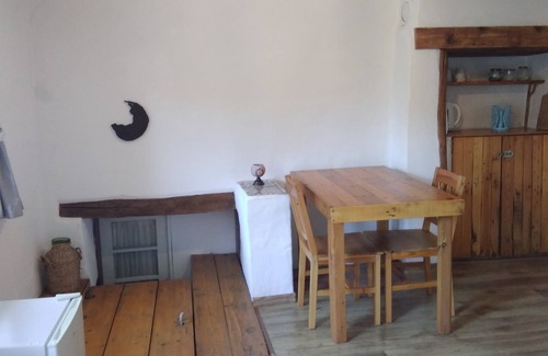 Polski Trambesh House | Rustic village retreat in rural Bulgaria. With cats, dog and chickens 😊