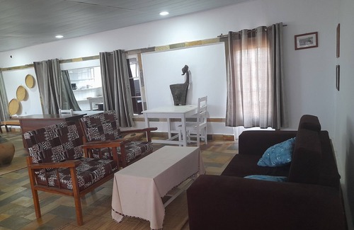 Nyanza Bed & Breakfast | Rwanda African Art Museum