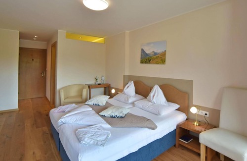 Seeboden Cottage | Süd - See Komfortzimmer Goldeck mit Balkonn - Gästehaus Bärwald