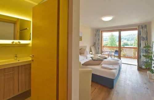Seeboden Cottage | Süd - See Komfortzimmer Mirnock mit Balkon - Gästehaus Bärwald