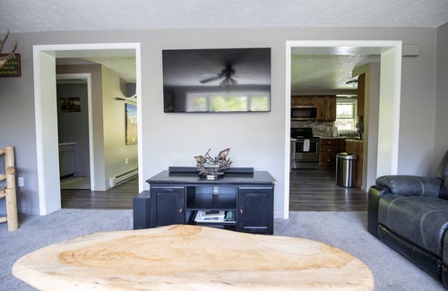 Mayfield House | Sacandaga Lake Getaway-Dog Friendly-50 acres-Private hiking-2 miles to LAKE!