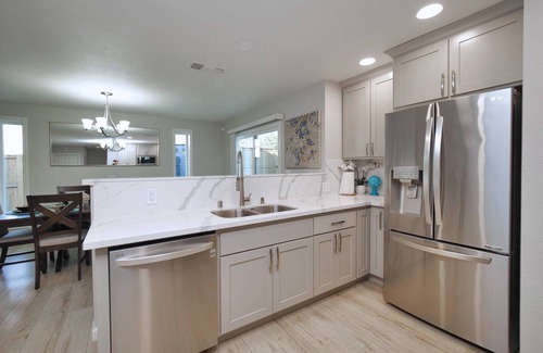 Sacramento House | Sacramento 4 Bedroom Family Home with Pool + Fire Pit