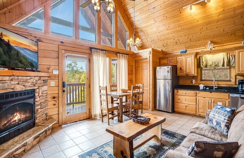 Black Bear Falls Cabin | Saddle Ridge | Pet Friendly, Hot Tub, Pool Table!