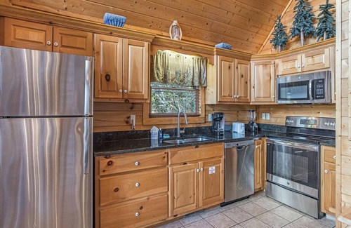 Black Bear Falls Cabin | Saddle Ridge | Pet Friendly, Hot Tub, Pool Table!