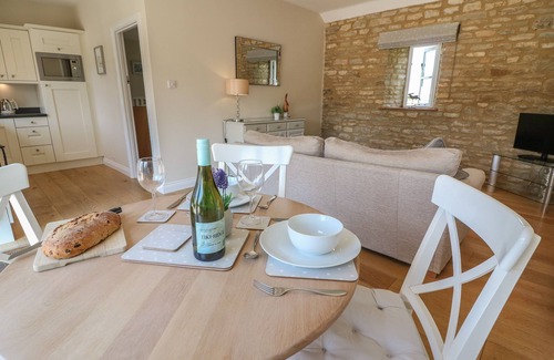 Witney Cottage | SADDLEBACKS BARN, character holiday cottage, with a garden in Burford