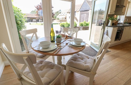 Witney Cottage | SADDLEBACKS BARN, character holiday cottage, with a garden in Burford