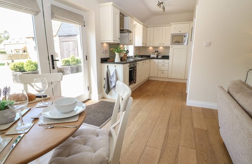 Witney Cottage | SADDLEBACKS BARN, character holiday cottage, with a garden in Burford
