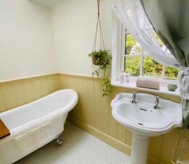 Lecemy House | Sadie’s Rose Cottage