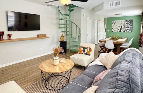 Terrace Park House | Safari theme 3BR w/Firepit, 0.5mi to Adv Isld & Busch Gardens! 5 beds, sleeps 8