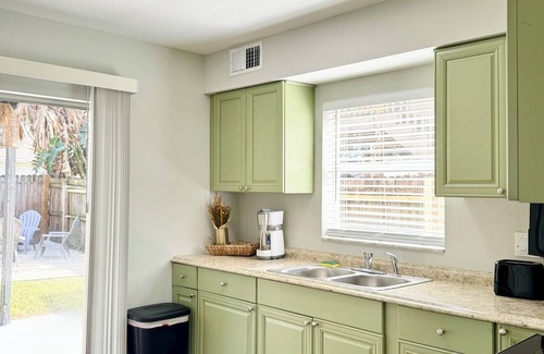 Terrace Park House | Safari theme 3BR w/Firepit, 0.5mi to Adv Isld & Busch Gardens! 5 beds, sleeps 8
