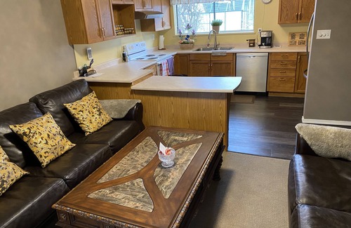 Aldergrove House | Safe clean quiet room, keyless private entry, close to Abbotsford airport & town