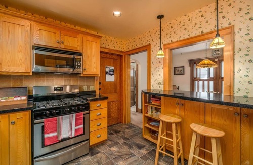 Kenmore House | ☀️ Safe Sunny Spotless ☀️ Walk Score 72 ☀️ Crib