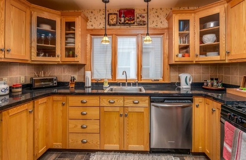 Kenmore House | ☀️ Safe Sunny Spotless ☀️ Walk Score 72 ☀️ Crib