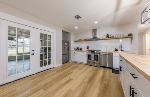Austin House | Sahara Sunsets: Modern Design Meets Quiet Luxury