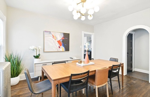 Springfield House | Saint James Manor - Sleeps 24 in Style & Comfort with Parking