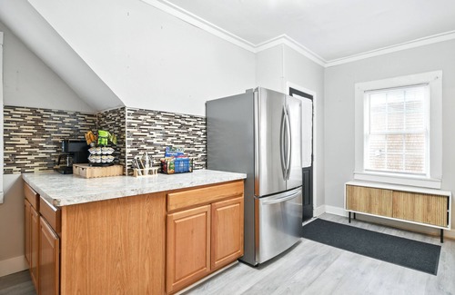 Springfield House | Saint James Manor - Sleeps 24 in Style & Comfort with Parking