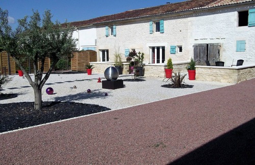 Montpellier de Medillan House | SAINTONGE ROMANE Indoor heated pool