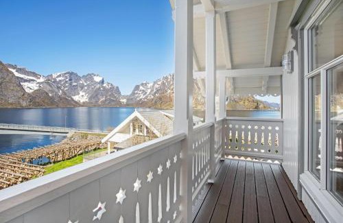 Hamnøya House | Sakrisøy Gjestegård - Manor House in Sakrisøy - Solbakken anno 1880