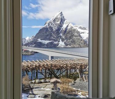 Hamnøya House | Sakrisøy Gjestegård - Manor House in Sakrisøy - Solbakken anno 1880