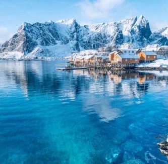 Hamnøya Resort | Sakrisøy Rorbuer